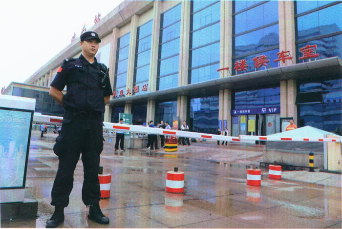 保安員在車站執(zhí)勤