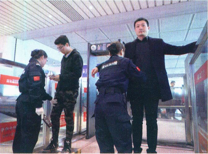 安檢隊(duì)員進(jìn)行安檢